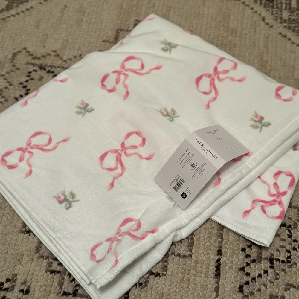 LAURA ASHLEY COQUETTE BOWS & FLORAL BEACH TOWEL (91 c x 173 cm)